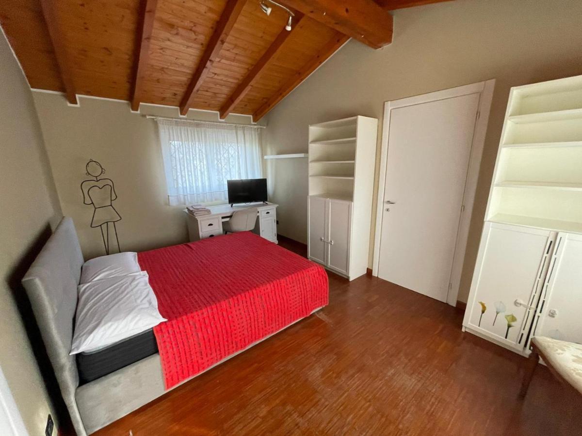 Lussuosa Villa Vicino Alla Stazione Caronno Pertusella Екстериор снимка