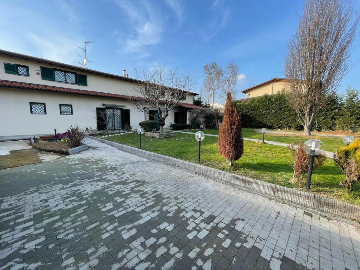 Lussuosa Villa Vicino Alla Stazione Caronno Pertusella Екстериор снимка